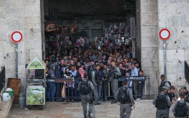 Security forces at the Damascus Gate in Jerusalem's Old City after a stabbing attack in which three people were injured and the assailant was shot dead by police, on April 1, 2017. (Yonatan Sindel/Flash90)