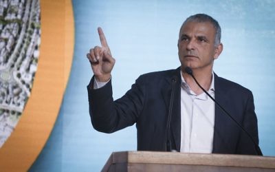Finance Minister Moshe Kahlon at a signing ceremony for an agreement to build thousands of new apartments in Beit Shemesh, April 3, 2017. (Hadas Parush/Flash90)