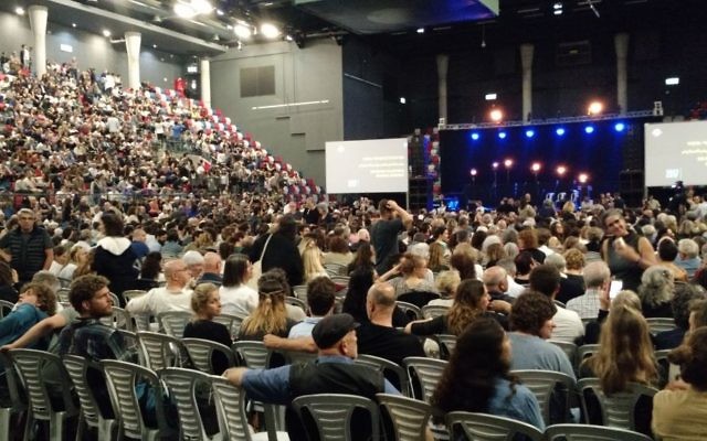 3,000 Israelis attend a joint Israeli-Palestinian Memorial Day ceremony at the Shlomo Group Arena in Tel Aviv after the Palestinian participants were banned by Israeli authorities on April 30, 2017. (Judah Ari Gross/Times of Israel)