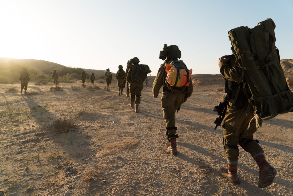 Male and female combat soldiers of the Caracal Battalion train to fight an Islamic State assault on southern Israel in late March 2017. (IDF Spokesperson's Unit)
