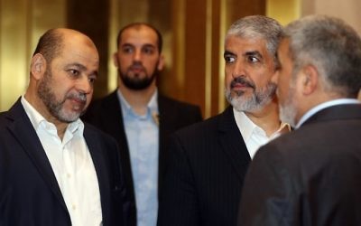 Exiled chief of Hamas' political bureau Khaled Meshaal (2nd-R) speaks with Hamas deputy leader Musa Abu Marzuk (L) ahead of their conference in the Qatari capital, Doha on May 1, 2017 (AFP PHOTO / KARIM JAAFAR)