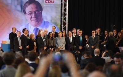 German chancellor Angela Merkel (C) and Conservative Christian Democrats (CDU) leader in North Rhine-Westphalia Armin Laschet (C-L) stand on stage during a CDU campaign rally for state elections in North Rhine-Westphalia on May 5, 2017 in Bonn, western Germany. (AFP/Patrik Stollarz) 