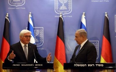 Prime Minister Benjamin Netanyahu (R) with German President Frank-Walter Steinmeier at a joint press conference in Jerusalem, May 7, 2017. (AFP Photo/Pool/Ronen Zvulun)