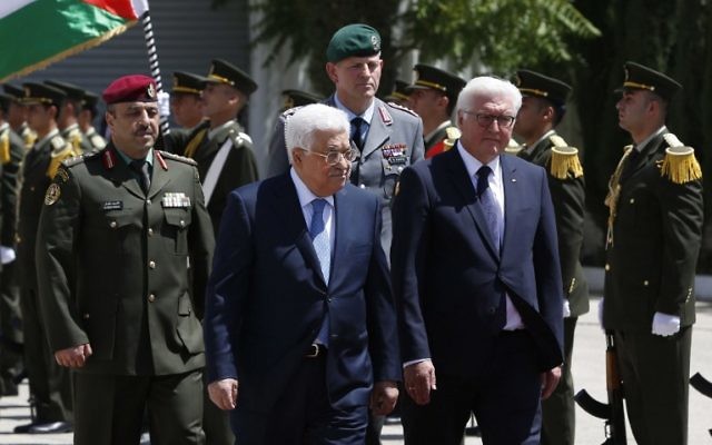 Palestinian Authority President Mahmoud Abbas (L) and German President Frank-Walter Steinmeier review the honor guard during a welcome ceremony at the Palestinian Authority headquarters in Ramallah on May 9, 2017. (AFP PHOTO / ABBAS MOMANI)