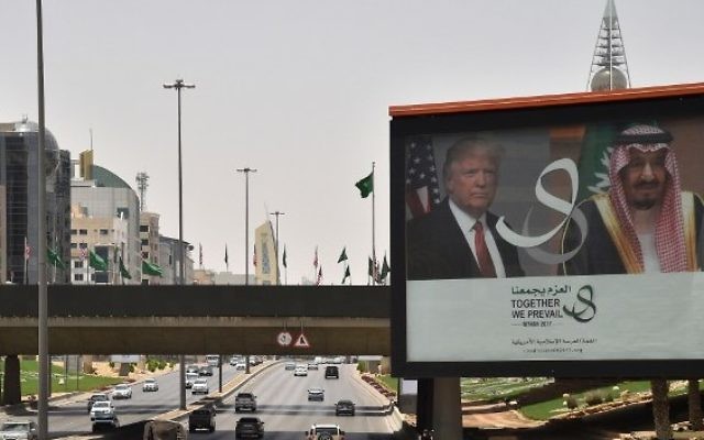 A giant billboard bearing portraits of US President Donald Trump and Saudi Arabia's King Salman, is seen on a main road in Riyadh, on May 19, 2017. (AFP PHOTO / GIUSEPPE CACACE)