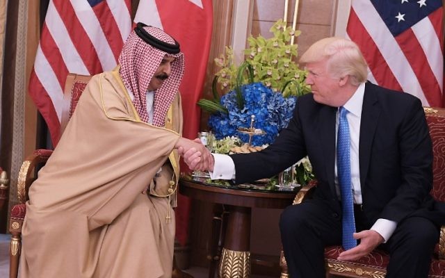 US President Donald Trump (R) and Bahrain's King Hamad bin Isa Al Khalifa take part in a bilateral meeting at a hotel in Riyadh on May 21, 2017. (AFP PHOTO / Mandel NGAN)