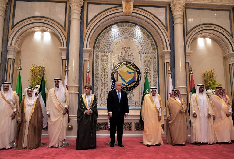 US President Donald Trump (C) and Saudi's King Salman bin Abdulaziz al-Saud (C-R) pose for a picture with leaders of the Gulf Cooperation Council in Riyadh on May 21, 2017. (AFP Photo/Mandel Ngan)