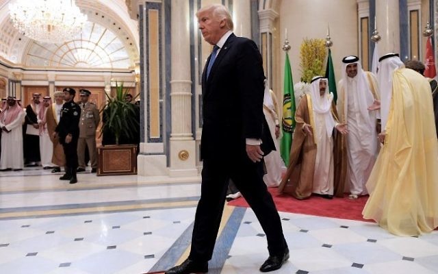 US President Donald Trump (C) walks away after posing for a group picture with leaders of the Gulf Cooperation Council in Riyadh on May 21, 2017. / AFP PHOTO / MANDEL NGAN