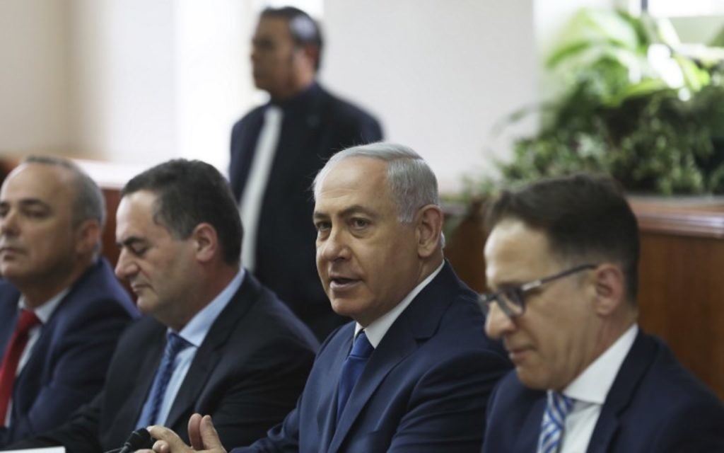 Prime Minister Benjamin Netanyahu (second from right) hosts his weekly cabinet meeting in Jerusalem May 21, 2017. (AFP Photo/Pool/Ronen Zvulun)
