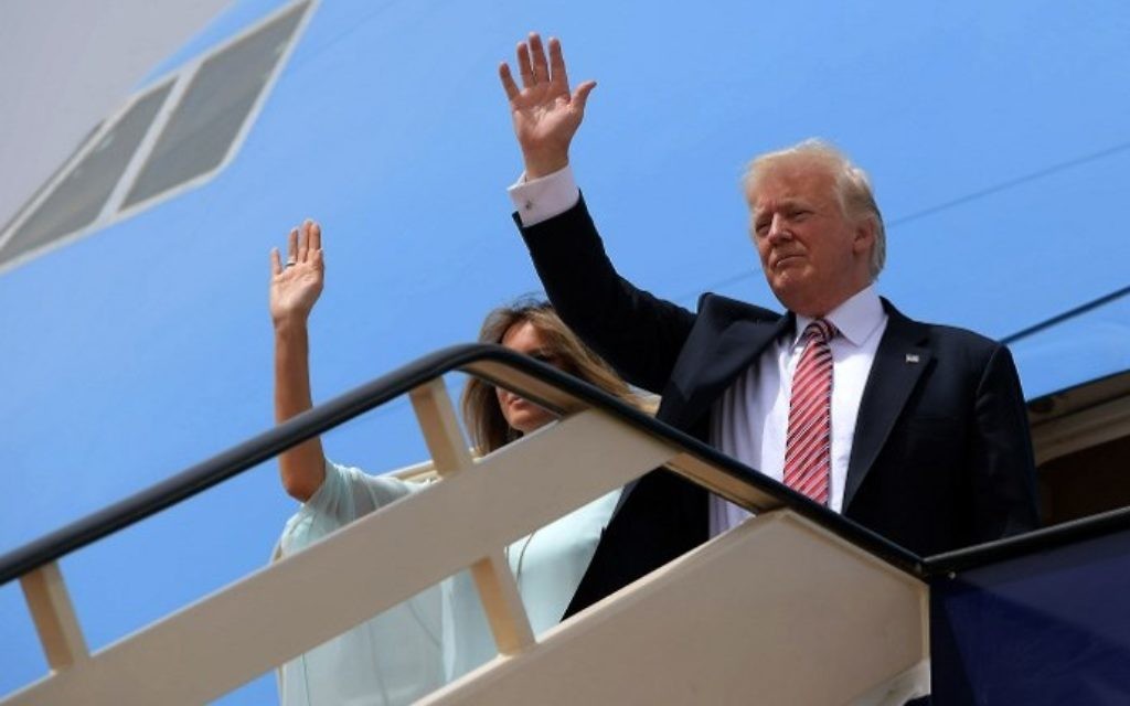 US President Donald Trump and First Lady Melania Trump wave as they board Air Force One in Riyadh, Saudi Arabia, before taking off to Israel on May 22, 2017. (AFP Photo/Mandel Ngan)