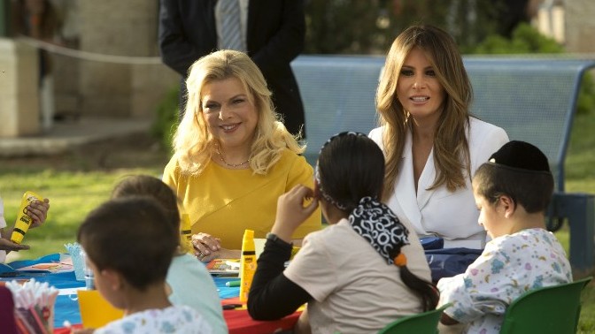 US First Lady Melania Trump (R) and Sara Netanyahu talk with children during a visit to the Hadassah hospital in Jerusalem on May 22, 2017. (AFP PHOTO / POOL / Sebastian Scheiner)