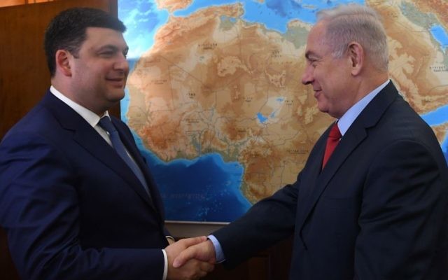 Prime Minister Benjamin Netanyahu meets with Ukrainian Prime Minister Volodymyr Groysman (L) at the Prime Minister's Office in Jerusalem on May 15, 2017. (Kobi Gidon/GPO)
