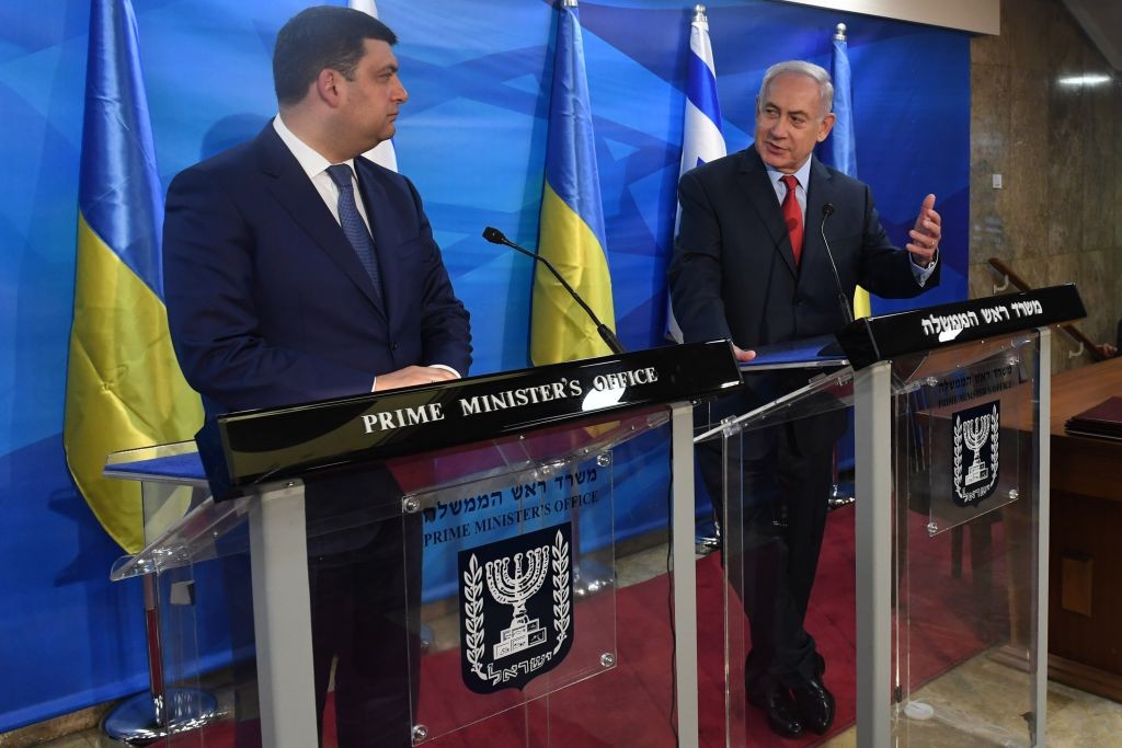 Prime Minister Benjamin Netanyahu meets speaks alongside Ukrainian Prime Minister Volodymyr Groysman (L) at the Prime Minister's Office in Jerusalem on May 15, 2017. (Kobi Gidon/GPO)