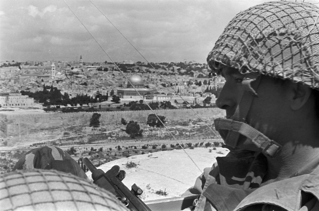 Soldiers look out over the Old City of Jerusalem on June 5, 1967. (Amos Zucker/Bamahane Magazine/Defense Ministry's IDF Archive)