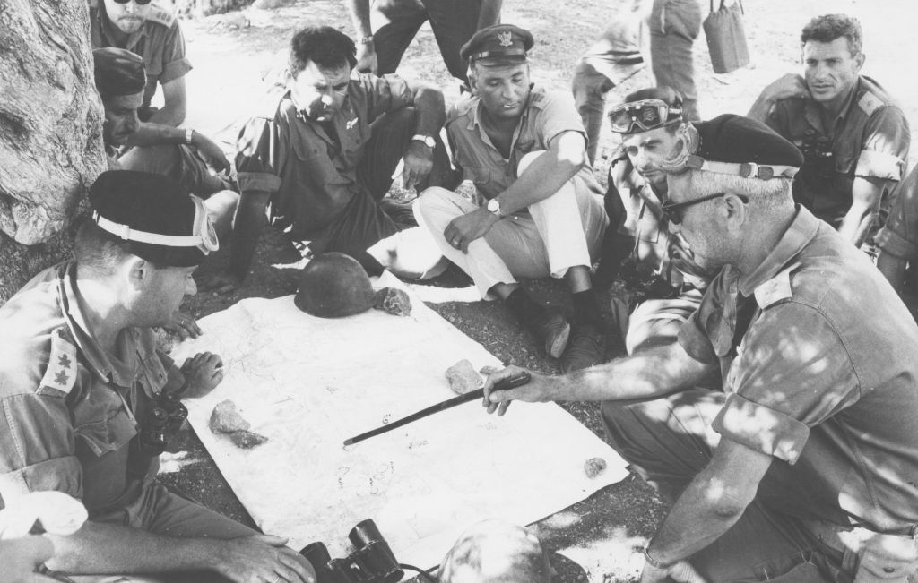 The head of the IDF's Harel Brigade Col. Uri Ben-Ari briefs his commanders on the outskirts of Jerusalem on June 1, 1967. (Defense Ministry's IDF Archive)