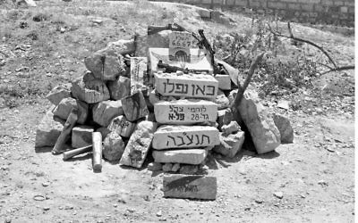 A makeshift memorial to the fallen from Paratroopers Brigade's 28th Battalion on June 5, 1967, during the Six Day War. (Alex Igor/Defense Ministry's IDF Archive)
