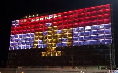 The Tel Aviv Municipality building lit in the colors of the Egyptian flag on May 28, 2017 to show solidarity with Christian Copts killed in a terror attack near Cairo a day earlier. (Tel Aviv Municipality)