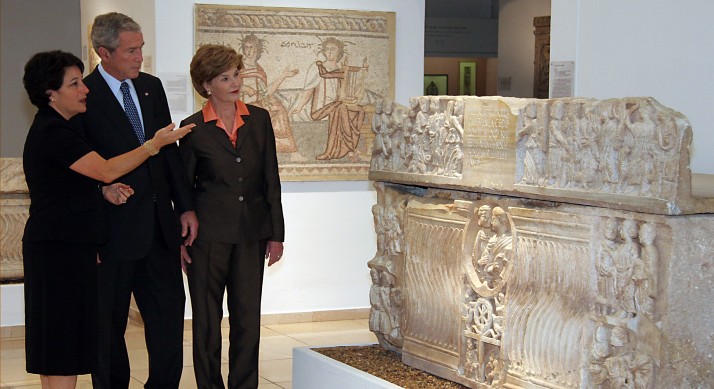 Amanda Weiss, left, guides President George W Bush and First Lady Laura Bush during the visit to the Bible Lands Museum Jerusalem on May 16, 2008. (Isaac Harari/Flash 90)