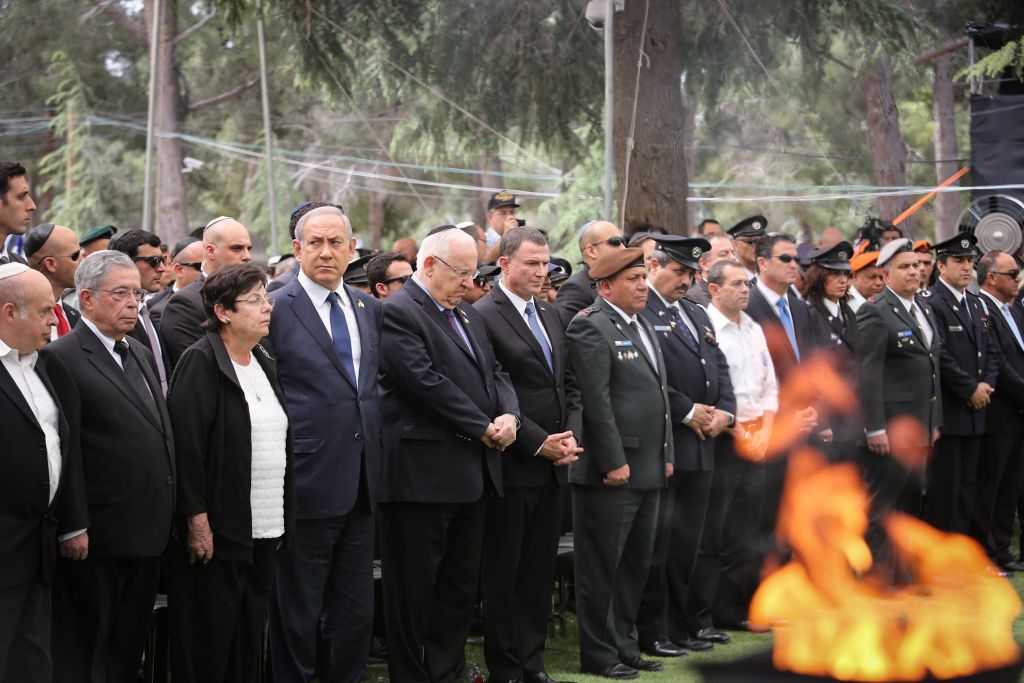  Prime Minister Benjamin Netanyahu, President Reuven Rivlin, IDF chief of staff Gadi Eisenkot, Police Chief Roni Alsheich, President of the Supreme Court Miriam Naor and Knesset Speaker Yuli Edelstein attend a ceremony held at Mount Herzl military cemetery in Jerusalem, on Israeli Remembrance Day, which commemorates Israel's fallen soldiers and Israeli civilians killed in terror attacks. May 1, 2017. (Noam Moskowitz/POOL)