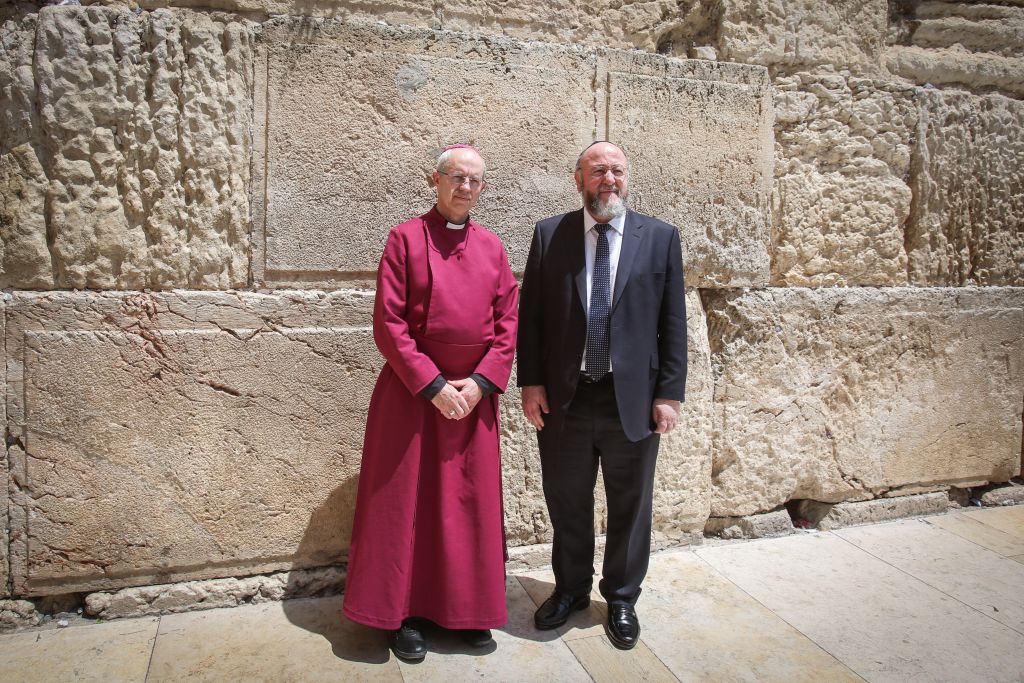 The Archbishop of Cantebury Justin Welby (l) and the British Chief Rabbi Ephraim Mirvis, visit the Western Wall, Judaism's holiest site, in Jerusalem's Old City, on May 3, 2017. (Yonatan Sindel/Flash90)