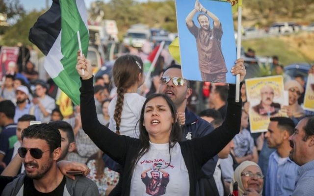 Palestinians take part in a rally in support of Palestinian prisoners on hunger strike in Israeli jails, in the West Bank city of Ramallah, May 3, 2017. (Flash90)