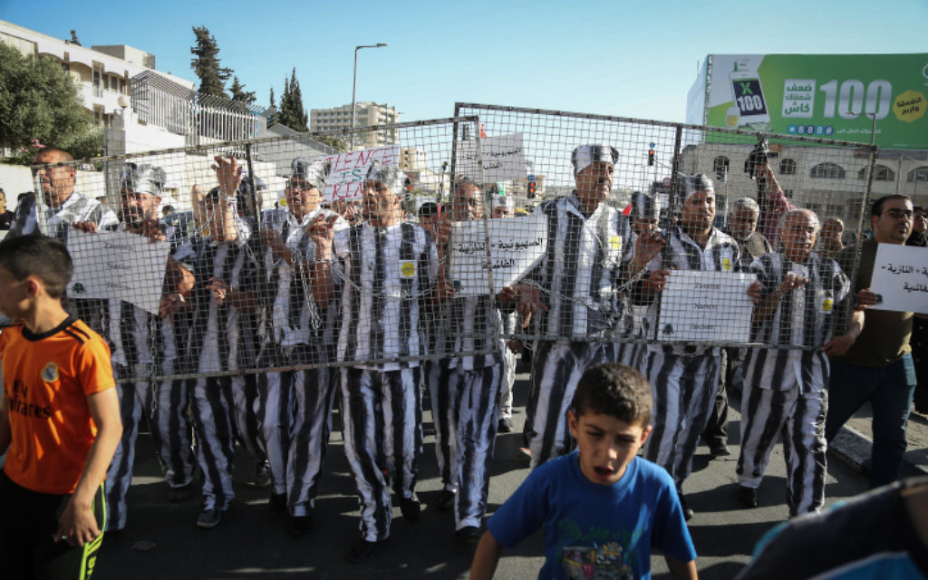 Protesters support Palestinian prisoners who were on a hunger strike in Israeli jails, in the West Bank city of Bethlehem, on May 4, 2017. (Flash90)
