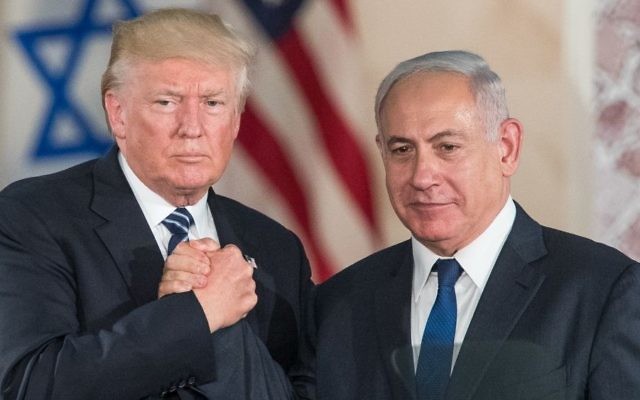 US President Donald Trump, left, and Prime Minister Benjamin Netanyahu shake hands after giving final remarks at the Israel Museum in Jerusalem before Trump's departure, May 23, 2017. (Yonatan Sindel/Flash90)