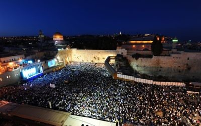 Thousands of Israelis wave flags as they celebrate Jerusalem Day at the Western Wall on May 24, 2017. (Mendy Hechtman/Flash90)