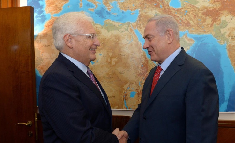 Prime Minister Benjamin Netanyahu (R) meets with newly-appointed US ambassador to Israel David Friedman, May 16, 2017. (Haim Tzach/GPO)