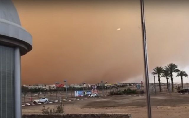 Poor visibility caused by a sandstorm in Eilat, May 18, 2017. (Youtube screenshot)