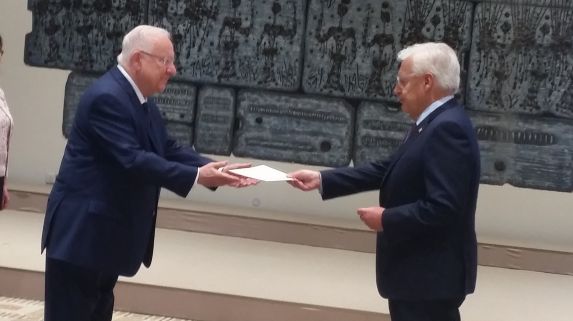 Daniel Friedman, the incoming US ambassador to Israel, presents his credentials to President Reuven Rivlin during a ceremony in Jerusalem on Tuesday, May 16, 2017 (Raphael Ahren/Times of Israel)