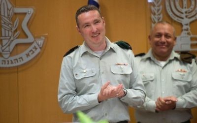 IDF Spokesperson Brig. Gen. Ronen Manelis enters his new position during a ceremony at the army's Tel Aviv headquarters on May 18, 2017. (IDF Spokesperson's Unit)