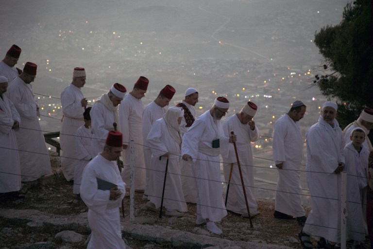 Samaritan worshipers gather to pray on top of Mount Gerizim near the northern West Bank city of Nablus as they celebrate the Shavuot festival at dawn, on June 4, 2017. (AFP PHOTO / JAAFAR ASHTIYEH)