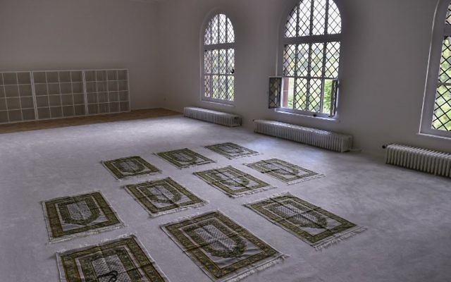 View of the prayer room prior to an inaugural friday payer at the Ibn Rushd-Goethe-mosque in Berlin on June 16, 2017. (AFP/ John MACDOUGALL)