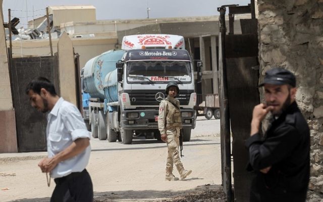 Egyptian trucks carrying fuel enter the southern Gaza Strip from Egypt through the Rafah border crossing on June 21, 2017. (AFP / SAID KHATIB)
