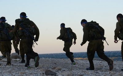 Illustrative: IDF soldiers run along the beach, February 13, 2014. ( Omer Shaul/IDF Spokesperson/Flickr)