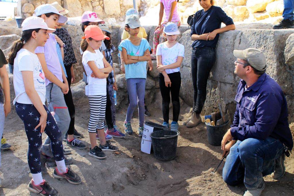 Excavation director Avraham Tendler, right, speaking with some of the 2,500 schoolchildren and volunteers of all ages from Modi'in, Israel, who have so far participated in the excavation of Tittora. (Vered Bosidan, Israel Antiquities Authority)