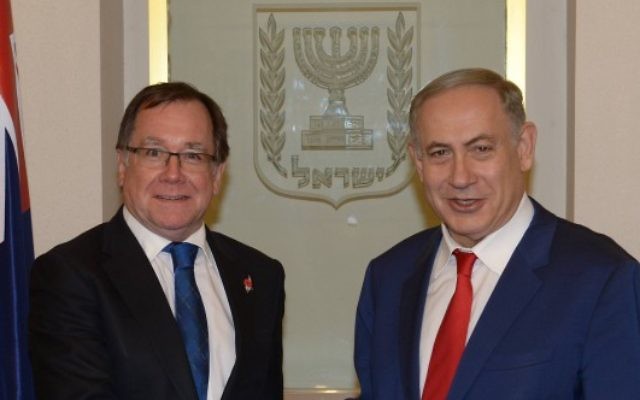 Prime Minister Benjamin Netanyahu (R) meets with Foreign Minister of New Zealand Murray McCully  in Jerusalem, November 17, 2016. (Amos Ben Gershom/GPO)