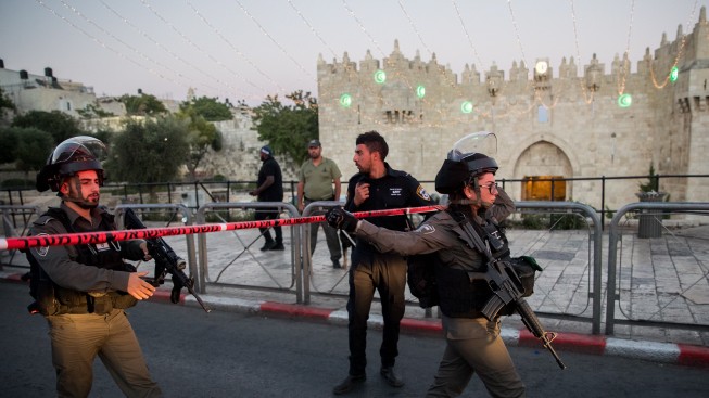Israeli security forces at the scene of a terror attack near Damascus Gate in Jerusalem on June 16, 2017 (Yonatan Sindel/Flash90)