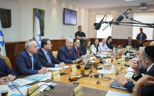 Prime Minister Benjamin Netanyahu leads the weekly cabinet meeting at the Prime Minister's Office in Jerusalem on June 25, 2017. (Marc Israel Sellem/Pool/Flash90)