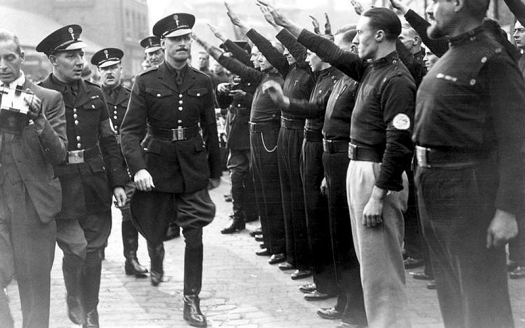 Oswald Mosley walks by fascist Blackshirts in salute, circa 1936. (CC-SA 4.0/ Felipe cuesta)