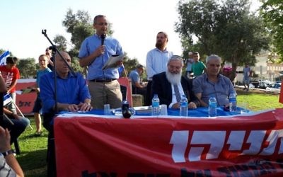 Beit El Mayor Shai Alon (second from left) addresses the crowd at a protest outside the Prime Minister's Office in Jerusalem on June 19, 2017. (Courtesy)