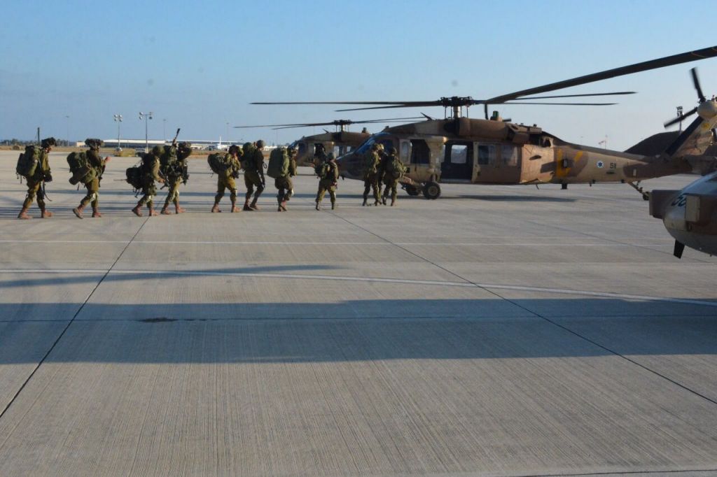 Members of the elite Egoz unit board helicopters as part in an exercise in Cyprus in June 2017. (IDF Spokesperson's Unit)