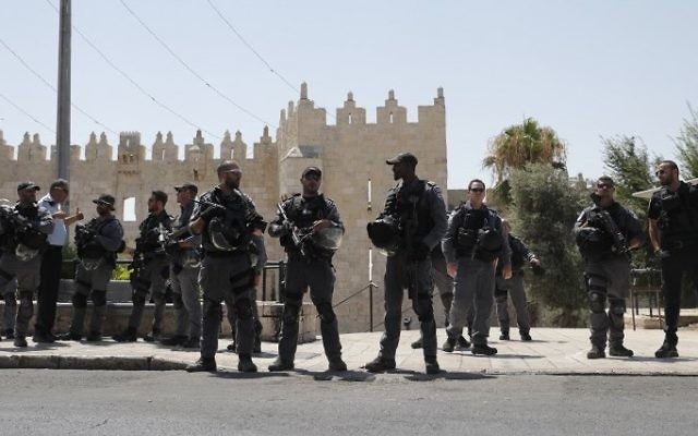Israeli security forces stand guard in Jerusalem's Old City on July 14, 2017 following a shooting attack. (AFP/ Thomas COEX)