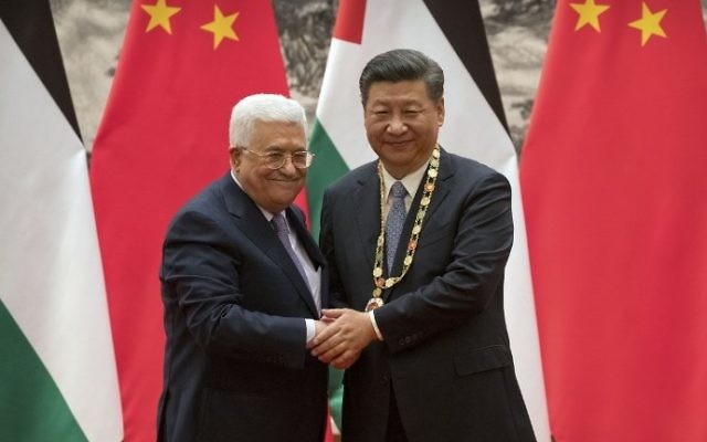 Palestinian Authority President Mahmoud Abbas (L) shakes hands with Chinese President Xi Jinping during a signing ceremony at the Great Hall of the People in Beijing on July 18, 2017. (AFP Photo/Pool/Mark Schiefelbein)