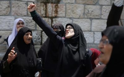 Palestinian protesters shout slogans during a demonstration in Jerusalem's Old City on July 20, 2017, against new Israeli security measures at the Temple Mount (AFP PHOTO / AHMAD GHARABLI)