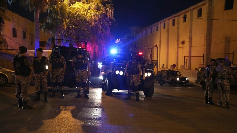 Jordanian security forces stand guard outside the Israeli embassy in Amman following a security incident at the compound on July 23, 2017. (AFP Photo/Khalil Mazraawi)