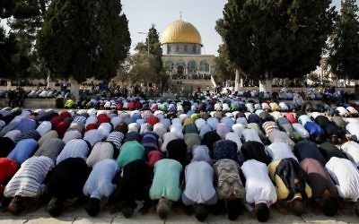 Muslims pray at the Temple Mount on July 27, 2017.(AFP Photo/Ahmad Gharabli)