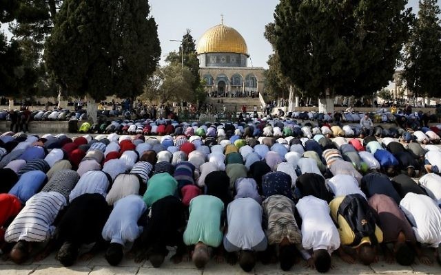 Muslims pray at the Temple Mount on July 27, 2017.(AFP Photo/Ahmad Gharabli)