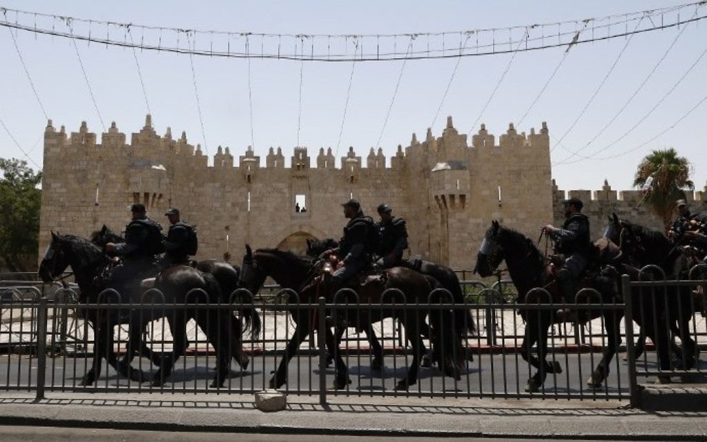 Israeli mounted police patrol outside Damascus Gate in Jerusalem's Old City on July 28, 2017. (Jack GUEZ / AFP)
